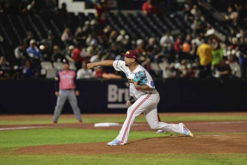 El derecho Jesús Vargas, de Venezuela, lanza durante un desafío ante Japón en la Serie del Caribe, el 4 de febrero de 2025.