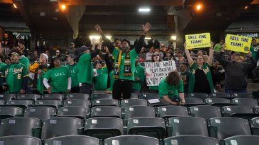 Fanáticos de los Atléticos de Oakland protestan contra la potencial mudanza del equipo a Las Vegas, durante el juego del viernes 28 de abril de 2023, ante los Rojos de Cincinnati.