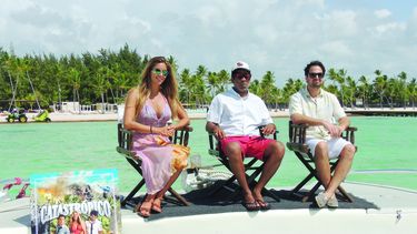 Los actores de la cinta junto al director. 
