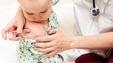 Es un mito que las vacunas son solo para niños, embarazadas y personas de la tercera edad, pues cada año, miles de adultos se vacunan contra enfermedades comunes. (Archivo)