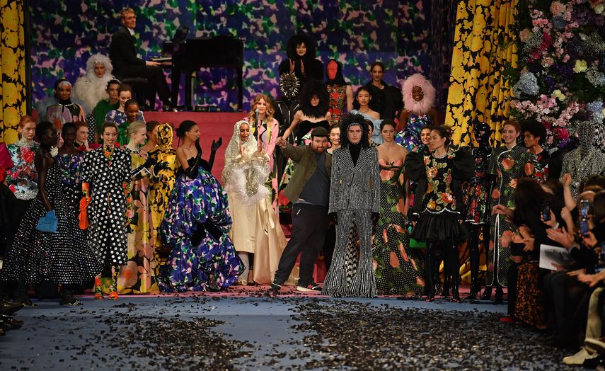 El dise&ntilde;ador Richard Quinn, acompa&ntilde;ado de los modelos, despide su desfile en la Semana de la Moda de Londres.&nbsp;&nbsp;