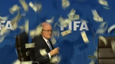 Blatter no pudo ocultar su malestar luego del incidente de los billetes. (VÍA TWITTER)