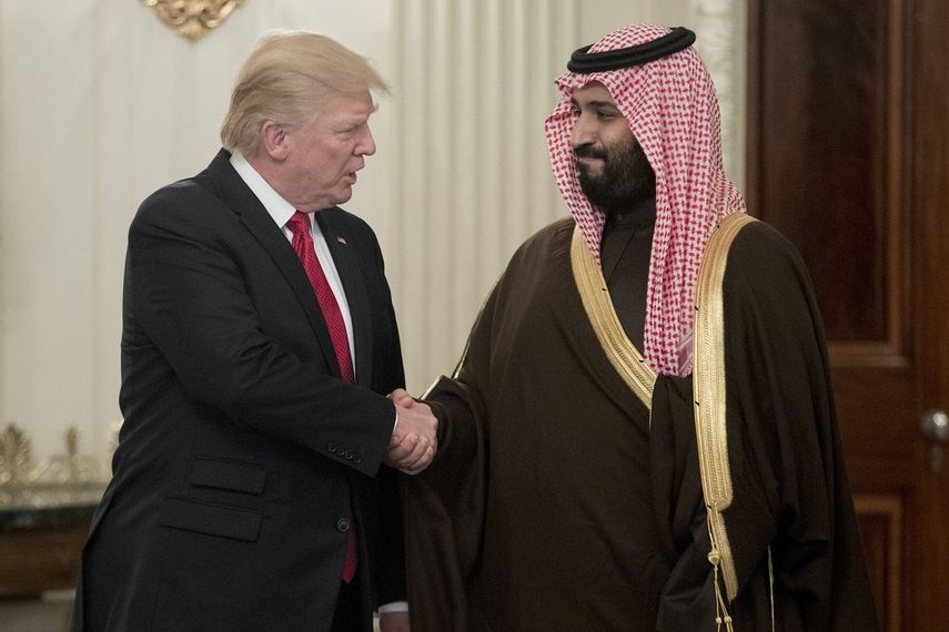 El presidente Donald Trump&nbsp;(i), estrecha la mano del segundo príncipe heredero saudí y titular de Defensa, Mohamed bin Salman (d). Durante su posterior visita a Arabia Saudita, el mandatario estadounidense&nbsp;&nbsp;apoyó la decisión de aislar a Qatar por ser un país que financia el terrorismo.