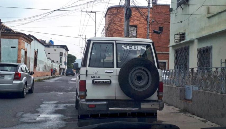 El Sebin a las afueras del edificio donde el magistrado Pedro Troconis, tiene su oficina.