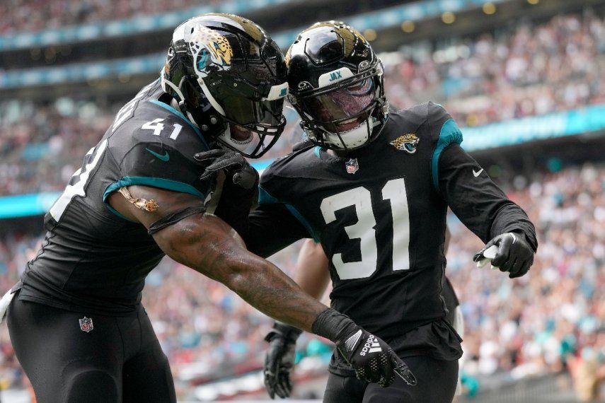 El cornerback Darious Williams (31) celebra con el linebacker Josh Allen (41) tras anotar un touchdown para los Jaguars de Jacksonville en la victoria ante los Falcons de Atlanta en la NFL, el domingo 1 de octubre de 2023, en Londres.&nbsp;