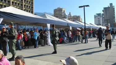 Usuarios en Twitter reflejaron las extensas colas en el BCV en Caracas para cambio de billetes Bs100,&nbsp;tras vencerse el plazo de 72 horas impuesto por el presidente Maduro.