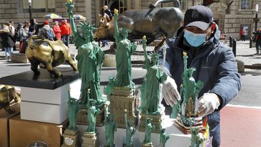 Un vendedor porta guantes y una mascarilla mientras trabaja en la ciudad de Nueva York, el domingo 15 de marzo de 2020. El temor al coronavirus se expande en toda la naci&oacute;n.&nbsp;