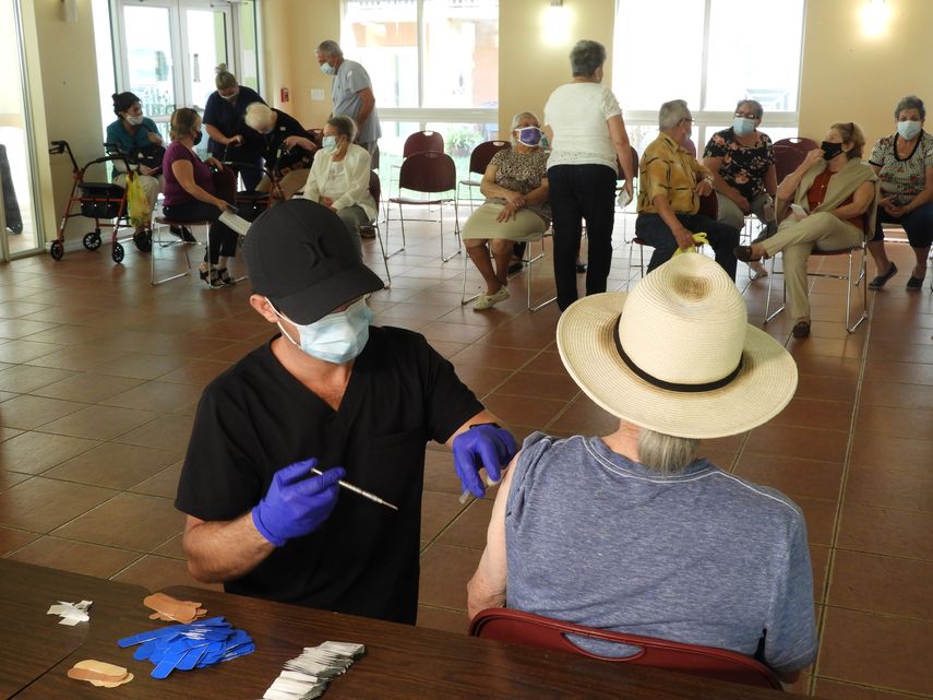 Residente de Hialeah recibe la vacuna contra el COVID-19.
