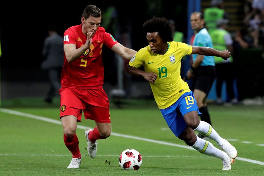 El defensa belga Jan Vertonghen y el delantero brasileño Willian durante el partido&nbsp;Brasil-Bélgica.