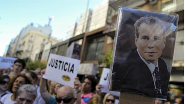 Mientras el Gobierno argentino reitera que se trada de una operación montada para intentar desgastarlo, la indignación continúa en las calles. Foto: EFE