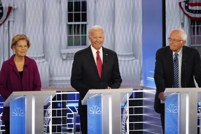 De izquierda a derecha, la senadora demócrata por Massachusetts Elizabeth Warren, el exvicepresidente Joe Biden y el senador independiente por Vermont Bernie Sanders, tres de los aspirantes a la candidatura demócrata a la presidencia de Estados Unidos, durante un debate para las primarias, el miércoles 20 de noviembre de 2019 en Atlanta, Estados Unidos. 