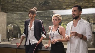 De izquierda a derecha, Kristen Stewart y Luis Gerardo M&eacute;ndez en la pel&iacute;cula Charlies Angels (&ldquo;Los &Aacute;ngeles de Charlie&rdquo;). El actor mexicano Luis Gerardo M&eacute;ndez interpreta a El Santo.&nbsp;