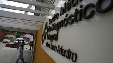 Un médico cubano entra al Centro de Diagnóstico del programa de salud Barrio Adentro, en Caracas.