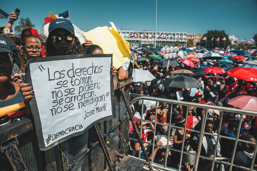 En la gr&aacute;fica cortes&iacute;a del lente de Revoltiao, se observan algunas de las novedosas pancartas exhibidas con sus reclamos de democracia por los j&oacute;venes protestantes en Rep&uacute;blica Dominicana.&nbsp;