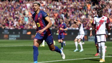 El defensa uruguayo #04 del Barcelona Ronald Federico Araujo da Silva celebra el primer gol de su equipo durante el partido de fútbol de la liga española entre el FC Barcelona y el Rayo Vallecano de Madrid en el estadio Camp Nou de Barcelona el 22 de marzo de 2026.&nbsp;