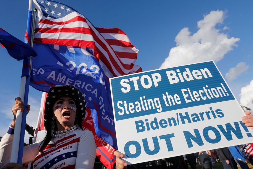 Simpatizantes del presidente Donald Trump protestan en Beverli Hills, California, el sábado 7 de noviembre de 2020. El cartel dice: Impidan a Biden robarse la elección. ¡Biden/Harris fuera ya!”