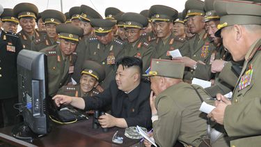 El líder de Corea del Norte, Kim Jong-un ha amenazado con iniciar una guerra nuclear. La mayoría del tiempo se hace acompañar por decenas de militares que lo siguen a todas partes