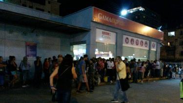 Largas filas de personas a las afueras de los establecimientos.