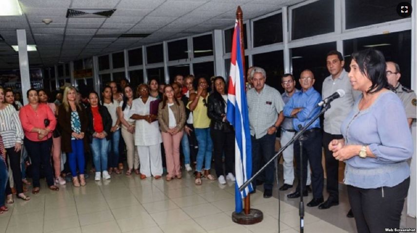 El grupo de 196 médicos fue recibido en la Terminal 5 del Aeropuerto Internacional José Martí.