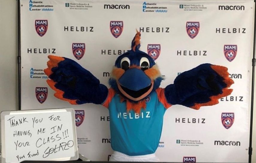 Golazo, la mascota del Miami FC, aparece en las clases virtuales que imparten varias escuelas de la Ciudad del Sol.