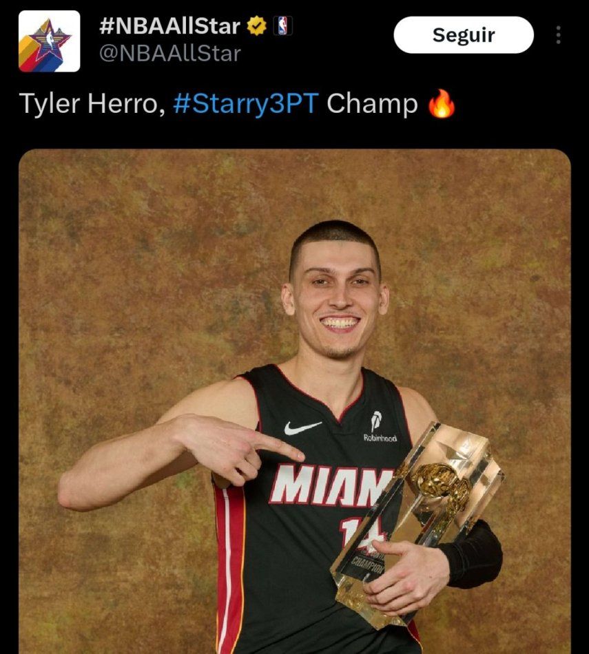 Tyler Herro del Miami Heat celebra con su trofeo del concurso de tiro de tres en el NBA All-Star Star
