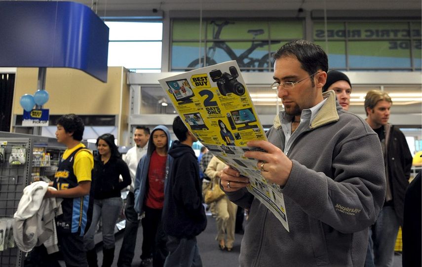 Los expertos aconsejan indagar por internet o en folletería cuáles son los precios de los artículos que desean adquirir y comparar si realmente vale la pena trasladarse hasta el centro comercial o comprarlos online (ARCHIVO)