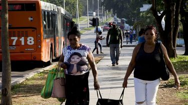 Dos mujeres cargan una maleta tras llegar en autobús a La Habana, Cuba, el jueves 27 de junio de 2019.