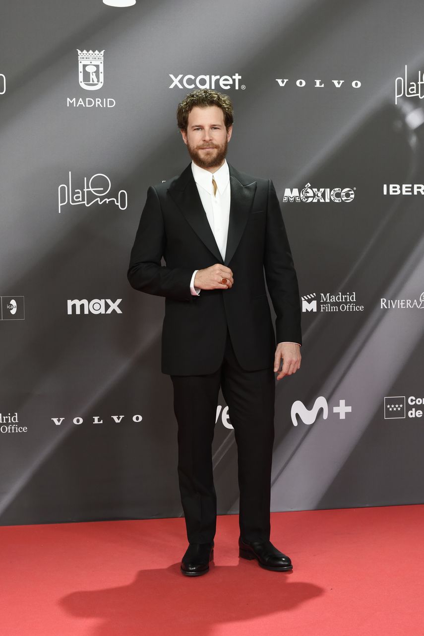 Álvaro Cervantes llega a la alfombra Roja de la XII edición de los Premios Platino.&nbsp;