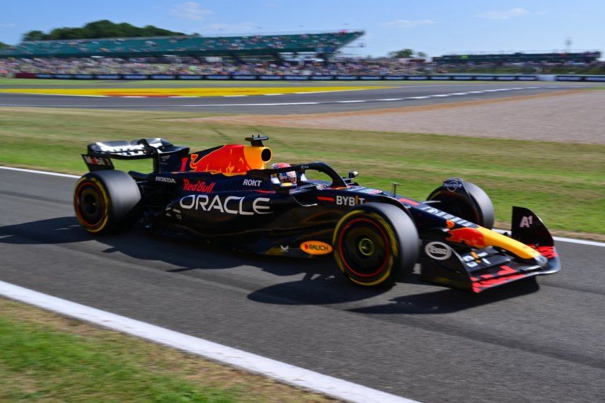 El piloto holandés de Red Bull Racing, Max Verstappen, conduce durante la segunda sesión de práctica antes del Gran Premio de Gran Bretaña de Fórmula 1 en el circuito de carreras de Silverstone en Silverstone, en el centro de Inglaterra, el 7 de julio de 2023. &nbsp;