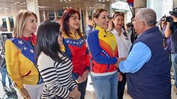 En la sede del máximo ente comicial por rectores del Consejo Nacional Electoral, encabezado por Elvis Amoroso, y la presidenta del Tribunal Supremo de Justicia (TSJ) venezolano, Caryslia Beatriz Rodríguez participaron en el simulacro comicial.