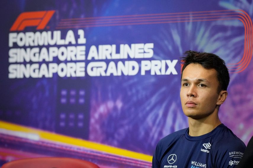 El piloto tailandés Alexander Albon, de Williams, atiende una conferencia de prensa en el circuito callejero de Marina Bay antes del GP de Singapur de la Fórmula Uno, el jueves 29 de septiembre de 2022.&nbsp;