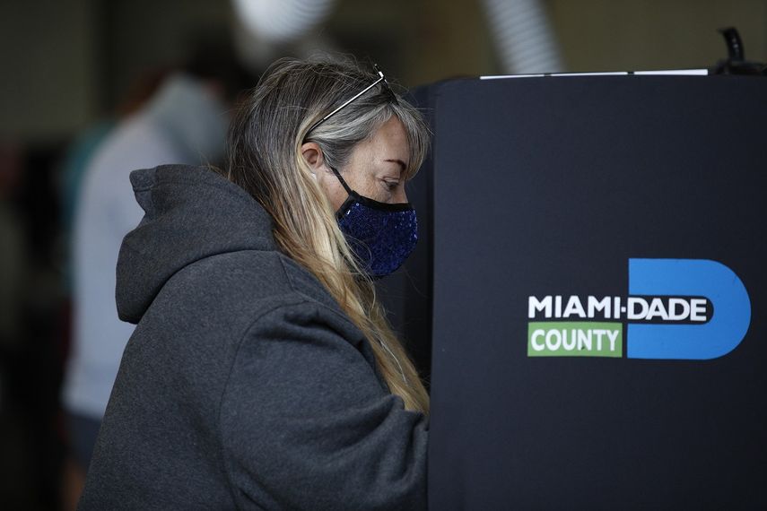 Una mujer acude a votar el día de las elecciones presidenciales de EEUU el martes 3 de noviembre de 2020 en Miami-Dade, Florida.&nbsp;