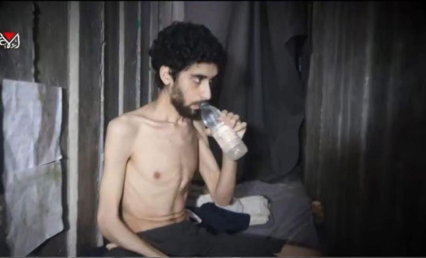 Captura de pantalla de un video publicado el 1 de agosto de 2025 por el grupo terrorista palestino Hamás muestra al rehén israelí Evyatar David con aspecto débil y desnutrido. David, que cumplió 24 años en cautiverio, fue secuestrado durante el letal ataque de Hamás contra Israel el 7 de octubre de 2023.
