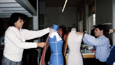 Una fotograf&iacute;a tomada el 16 de octubre de 1984 muestra al dise&ntilde;ador japon&eacute;s Kenzo, afincado en Par&iacute;s, trabajando en su taller en Par&iacute;s, dos d&iacute;as antes de la presentaci&oacute;n de su colecci&oacute;n pr&ecirc;t-&agrave;-porter Primavera-Verano 1985.