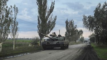 Militares ucranianos conducen un tanque en dirección de la localidad de Siversk, el sábado 1 de octubre de 2022, en la región de Donetsk, Ucrania.&nbsp;