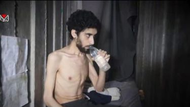 Captura de pantalla de un video publicado el 1 de agosto de 2025 por el grupo terrorista palestino Hamás muestra al rehén israelí Evyatar David con aspecto débil y desnutrido. David, que cumplió 24 años en cautiverio, fue secuestrado durante el letal ataque de Hamás contra Israel el 7 de octubre de 2023.