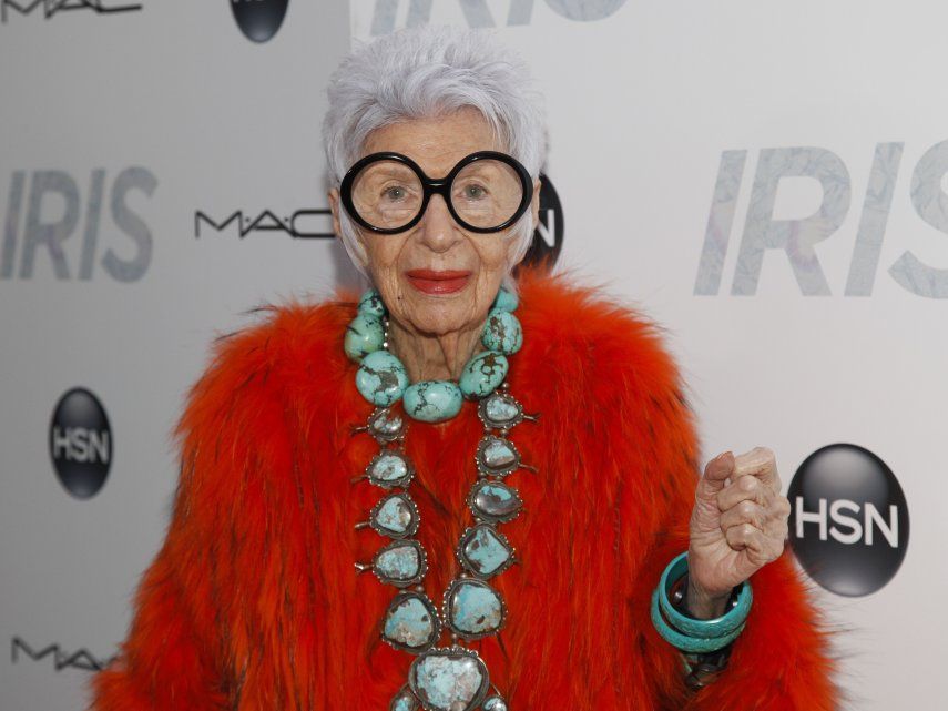 La diseñadora Iris Apfel durante el estreno de Iris en el Teatro de París, el miércoles 22 de abril de 2015, en Nueva York.