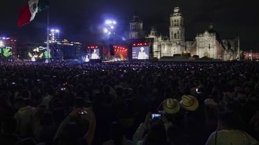 Asistentes al concierto gratuito de la banda regional mexicana Grupo Firme en el Zócalo de la Ciudad de México el domingo 25 de septiembre de 2022.
