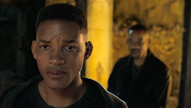 En esta imagen difundida por Paramount Pictures, Will Smith, en los papeles de Junior, al frente, y Henry Brogan, en una escena de la pel&iacute;cula de Ang Lee Gemini Man.&nbsp;