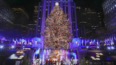 El árbol de Navidad en Rockefeller Plaza se ve durante la ceremonia de iluminación en la ciudad de Nueva York el 30 de noviembre de 2022.