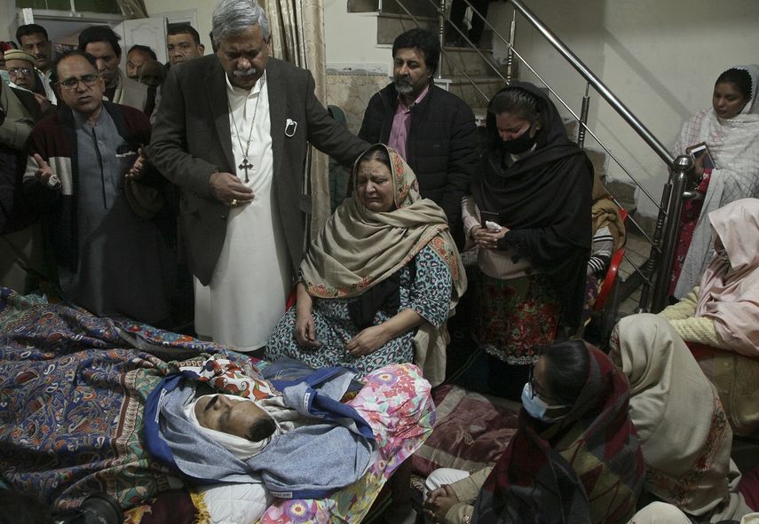 Familiares del padre William Siraj, asesinado en Pakistán, junto con su cadáver en Peshawar, Pakistán el 30 de enero de 2022.&nbsp;&nbsp;