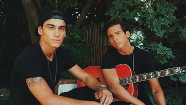 Maxi y Agust&iacute;n, del d&uacute;o argentino de pop rock MYA, que grabaron la canci&oacute;n Una y mil veces&nbsp;junto a Mau y Ricky.&nbsp;