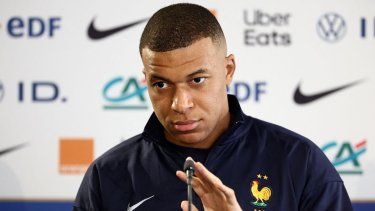 El delantero francés Kylian Mbappé habla durante una conferencia de prensa en vísperas del amistoso internacional del equipo contra Luxemburgo, en Longeville-les-Metz, al este de Francia, el 4 de junio de 2024.