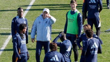 El entrenador italiano del Real Madrid, Carlo Ancelotti, hace un gesto durante un entrenamiento abierto a la afición en la Ciudad Deportiva del Real Madrid en Valdebebas, en las afueras de Madrid, el 31 de diciembre de 2024.&nbsp;