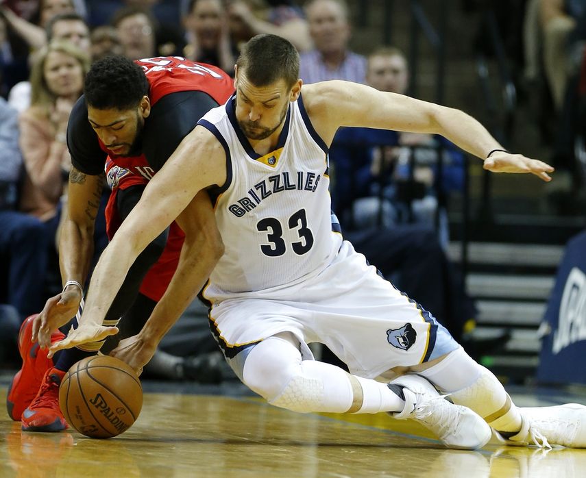 El jugador de Pelicans Anthony Davis (i) disputa el balón con&nbsp;Marc&nbsp;Gasol&nbsp;(d), de Grizzlies, durante un partido de la NBA en el FedExForum de Memphis, Tennessee.