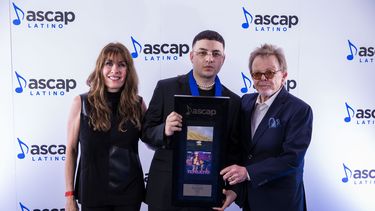 Gabriela Gonzalez, VP de Membresia Latina y Asuntos Internacionales ASCAP, Keityn, Compositor del Año, y Paul Williams, presidente de ASCAP.