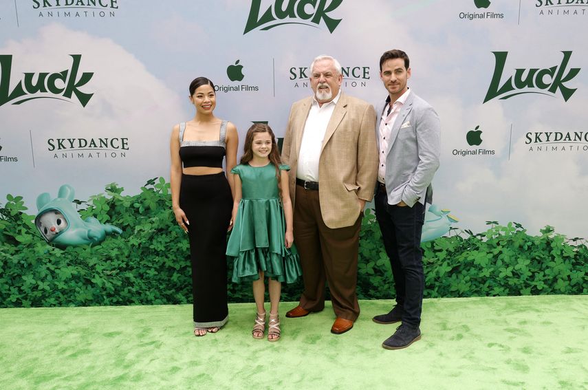 Eva Noblezada, Adelynn Spoon, John Ratzenberger, Colin ODonoghue asisten al evento de estreno de la película Luck de Apple Original Films en el Regency Village Theatre el 30 de julio de 2022 en los Angeles, California.
