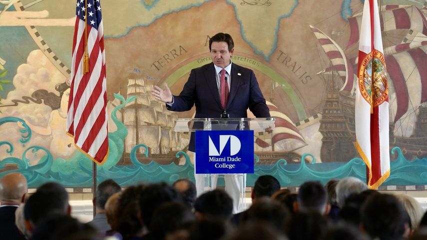 Ron DeSanti, gobernador de Florida toma la palabra.&nbsp;