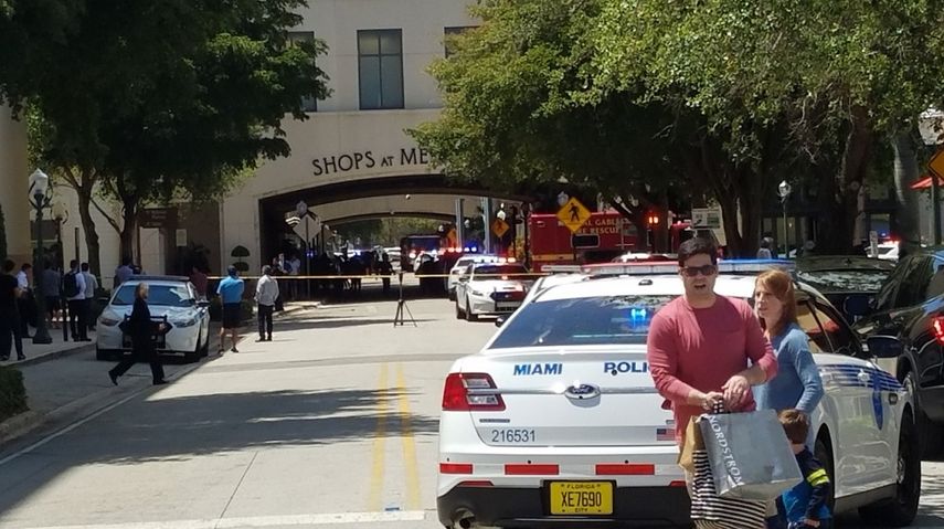 El tiroteo se produjo, aparentemente, en el área de parqueos del centro comercial Merrick Park, en la ciudad de Coral Gables, Florida.