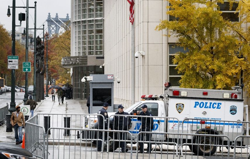 Varios policías montan guardia en el exterior de una corte federal en Brooklyn, Nueva York, donde se celebra el juicio por narcotráfico contra el mexicano Joaquín El&nbsp;Chapo Guzmán Loera.